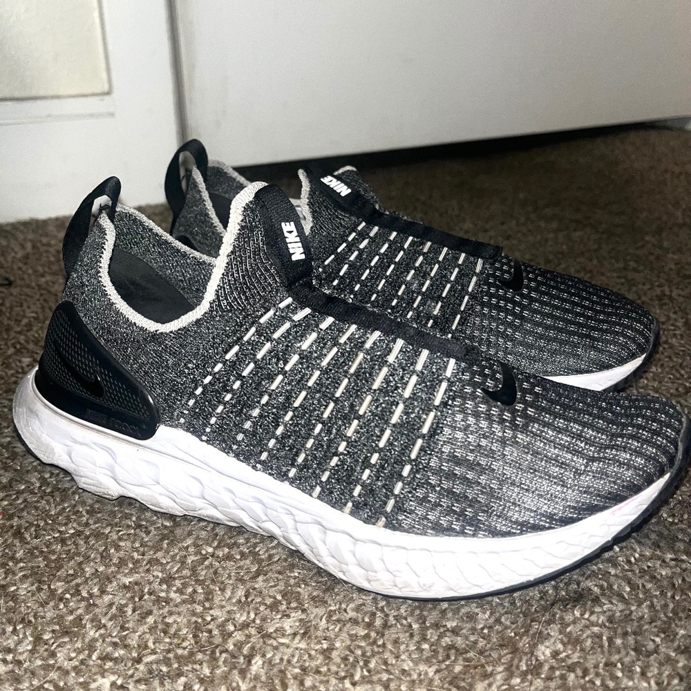 women's Size 8 - Nike Epic Phantom React Flyknit. great condition